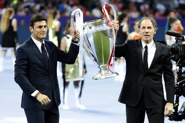 Bilder des Tages - SPORT Former player of Inter Argentinian Javier Zanetti (L) and former player of AC Milan Franco Bareso (R), ambassador of the final, show the trophy before the UEFA Champions League final match between Real Madrid and Atletico de Madrid at San Siro stadium in Milan, Italy, 28 May 2016. REAL MADRID VS ATLETICO DE MADRID !ACHTUNG: NUR REDAKTIONELLE NUTZUNG!  MIL026 20160528-636000670951387950