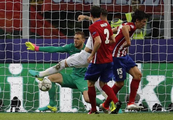 Real Madrid s defense Sergio Ramos (C) scores the 1-0 goal before Atletico de Madrid during their UEFA Champions League final match at San Siro stadium in Milan, Italy, 28 May 2016. REAL MADRID VS ATLETICO DE MADRID !ACHTUNG: NUR REDAKTIONELLE NUTZUNG!  MIL033 20160528-636000674273719950