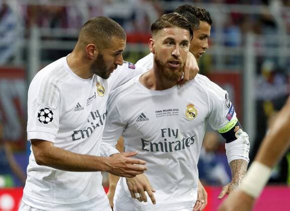 Real Madrid s defense Sergio Ramos (R) celebrates his 1-0 goal before Atletico de Madrid with team mate Karim Benzema during their UEFA Champions League final match at San Siro stadium in Milan, Italy, 28 May 2016. REAL MADRID VS ATLETICO DE MADRID !ACHTUNG: NUR REDAKTIONELLE NUTZUNG!  MIL034 20160528-636000675008479950