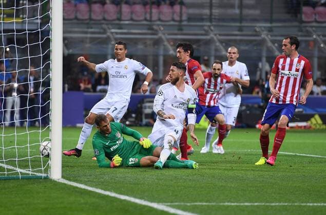 FUSSBALL CHAMPIONS LEAGUE FINALE SAISON 2015 2016 Real Madrid - Atletico Madrid 28.05.2016 Sergio Ramos (Real Madrid) erzielt das Tor zum 1:0. Torwart Jan Oblak (li, Atletico Madrid) ist geschlagen 