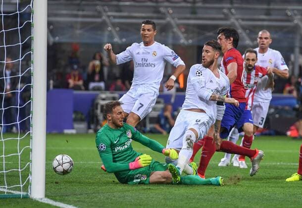 FUSSBALL CHAMPIONS LEAGUE FINALE SAISON 2015 2016 Real Madrid - Atletico Madrid 28.05.2016 Sergio Ramos (Real Madrid) erzielt das Tor zum 1:0. Torwart Jan Oblak (li, Atletico Madrid) ist geschlagen 