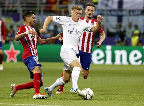 Real Madrid s German midfielder Toni Kroos (C) fights for the ball with Atletico de Madrid s Argentinian midfielder Augusto Fernandez (L) during their UEFA Champions League final match at San Siro stadium in Milan, Italy, 28 May 2016. REAL MADRID VS ATLETICO DE MADRID !ACHTUNG: NUR REDAKTIONELLE NUTZUNG!  MIL036 20160528-636000675775953950