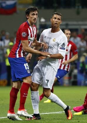 Real Madrid s Portuguese striker Cristiano Ronaldo (R) fights for the ball with Atletico de Madrid s Montenegran defense Stefan Savic during their UEFA Champions League final match at San Siro stadium in Milan, Italy, 28 May 2016. REAL MADRID VS ATLETICO DE MADRID !ACHTUNG: NUR REDAKTIONELLE NUTZUNG!  MIL037 20160528-636000676515449950