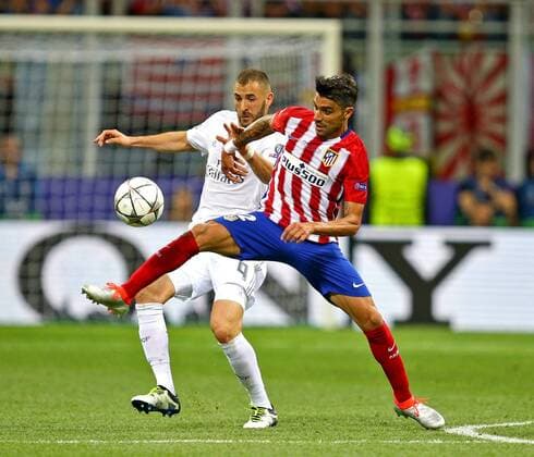 28.05.2016, Fussball Champions-League Finale 2016, Real Madrid - Atletico Madrid, im Guiseppe Meazza Stadion in Mailand (Italien). v.li: Karim Benzema (Real Madrid) gegen Augusto Fernandez (Atletico Madrid). 