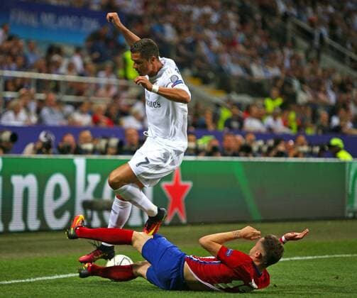 28.05.2016, Fussball Champions-League Finale 2016, Real Madrid - Atletico Madrid, im Guiseppe Meazza Stadion in Mailand (Italien). v.li: Christiano Ronaldo (Real Madrid) gegen Saul Niguez (Atletico Madrid). 