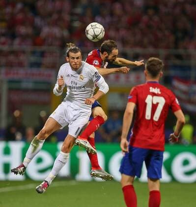 28.05.2016, Fussball Champions-League Finale 2016, Real Madrid - Atletico Madrid, im Guiseppe Meazza Stadion in Mailand (Italien). v.li: Gareth Bale (Real Madrid) gegen Juanfran (Atletico Madrid). 