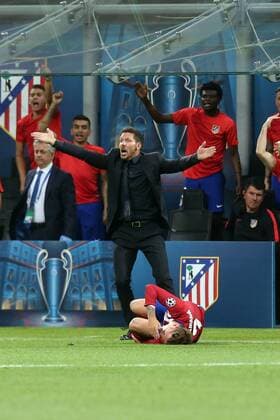 Trainer Diego Simeone ( Atletico Madrid ) nach einem foul an Antoine Griezmann ( Atletico Madrid ), Real Madrid vs. Atletico Madrid, Fussball, Champions League Finale, 28.05.2016, Mailand Copyright: Langerx xEibner-Pressefoto EP_HLR
