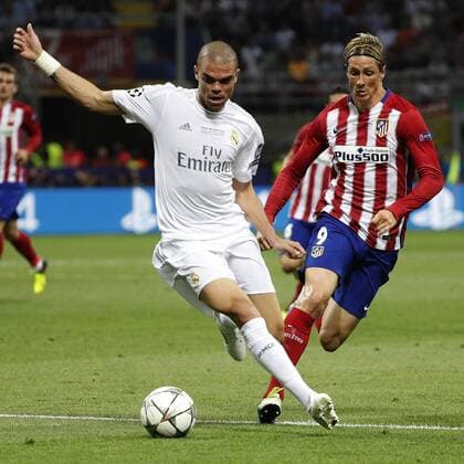 Real Madrid s Portuguese defense Pepe (L) fights for the ball with Atletico de Madrid s striker Fernando Torres during their UEFA Champions League final match at San Siro stadium in Milan, Italy, 28 May 2016. REAL MADRID VS ATLETICO DE MADRID !ACHTUNG: NUR REDAKTIONELLE NUTZUNG!  MIL051 20160528-636000686062011950