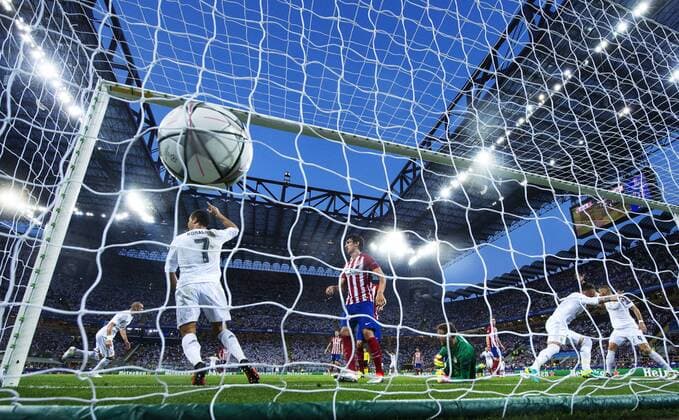 160528 Real Madrids Cristiano Ronaldo, Sergio Ramos och Karim Benzema jublar när 1-0-bollen gar in bakom Atletico Madrids malvakt Jan Oblak under finalen i Champions League mellan Real Madrid och Atletico Madrid den 28 maj 2016 i Milano.  Copyright: JOELxMARKLUND BB160528JM032