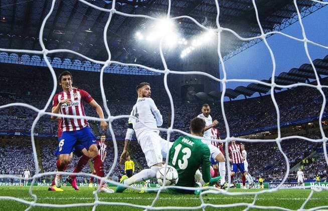 160528 Real Madrids Sergio Ramos gör 1-0 bakom Atletico Madrids malvakt Jan Oblak under finalen i Champions League mellan Real Madrid och Atletico Madrid den 28 maj 2016 i Milano.  Copyright: JOELxMARKLUND BB160528JM034