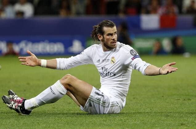 Real Madrid s Welsh striker Gareth Bale (R) complains to the referee during the UEFA Champions League final match at San Siro stadium in Milan, Italy, 28 May 2016. REAL MADRID VS ATLETICO DE MADRID !ACHTUNG: NUR REDAKTIONELLE NUTZUNG!  MIL055 20160528-636000688675947950
