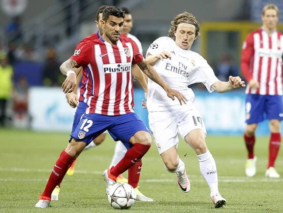 Real Madrid s Luka Modric (r) and Atletico de Madrid s Augusto Fernandez during UEFA Champions League 2015 2016 Final match.May 28,2016.  (2016052808)