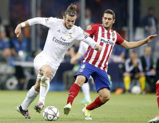 Real Madrid s Garet Bale (l) and Atletico de Madrid s Koke Resurrecccion during UEFA Champions League 2015 2016 Final match.May 28,2016.  (2016052811)