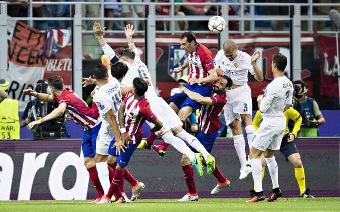 Mailand, 28.05.2016, Giuseppe Meazza u.a. Augusto (Atletico), Diego Godin (Atletico), Pepe (Real) Real Madrid - Atletico Madrid mm