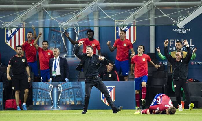 Mailand, 28.05.2016, Giuseppe Meazza Trainer Diego Simeone (Atletico) fordert eine gelbe Karte nach einem Foul an Antoine Griezmann (Atletico) Real Madrid - Atletico Madrid mm