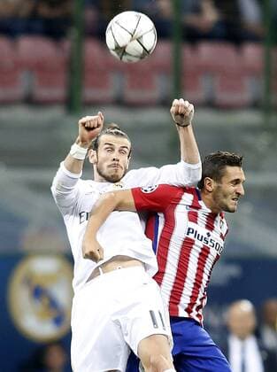 Real Madrid s Garet Bale (l) and Atletico de Madrid s Koke Resurrecccion during UEFA Champions League 2015 2016 Final match.May 28,2016.  (2016052809)