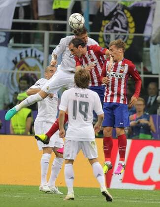 Sergio RAMOS, Real Madrid 4 im Kopfballduell mit Antoine GRIEZMANN, Atletico 7 REAL MADRID - ATLETICO MADRID Fussball UEFA Champions League, Final, Milano, Italy, June 28th, 2016 CL Saison 2015 2016