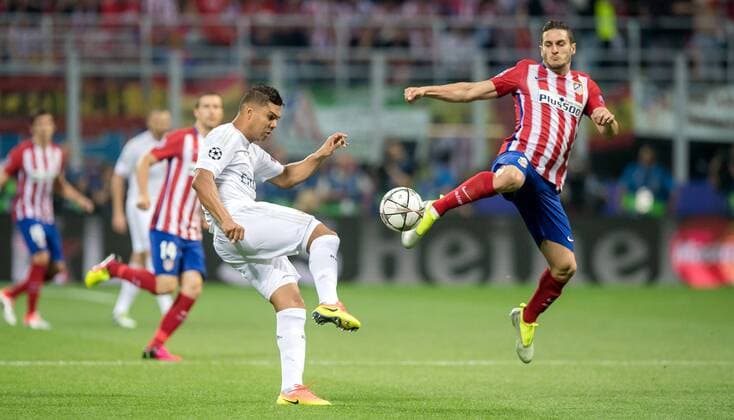 28. Mai 2016: Mailand, Giuseppe Meazza Stadion: Fussball UEFA Champions League, Finale: Real Madrid - Atletico Madrid: Atleticos Koke (rot) gegen Reals Casemiro.