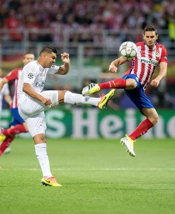 28. Mai 2016: Mailand, Giuseppe Meazza Stadion: Fussball UEFA Champions League, Finale: Real Madrid - Atletico Madrid: Atleticos Koke (rot) gegen Reals Casemiro.