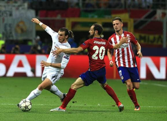 Gareth Bale of real Madrid tussles with Juanfran of Atletico Madrid during the UEFA Champions League Final match at the Giuseppe Meazza Stadium, Milan, Italy. Photo credit should read: David Klein Sportimage EDITORIAL USE ONLY. No use with unauthorised audio, video, data, fixture lists, club league logos or live services. Online in-match use limited to 120 images, no video emulation. No use in betting, games or single club league player publications.
