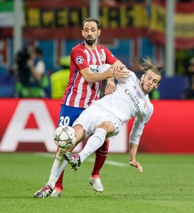 28. Mai 2016: Mailand, Giuseppe Meazza Stadion: Fussball UEFA Champions League, Finale: Real Madrid - Atletico Madrid: Atleticos Juanfran (rot) gegen Reals Gareth Bale.