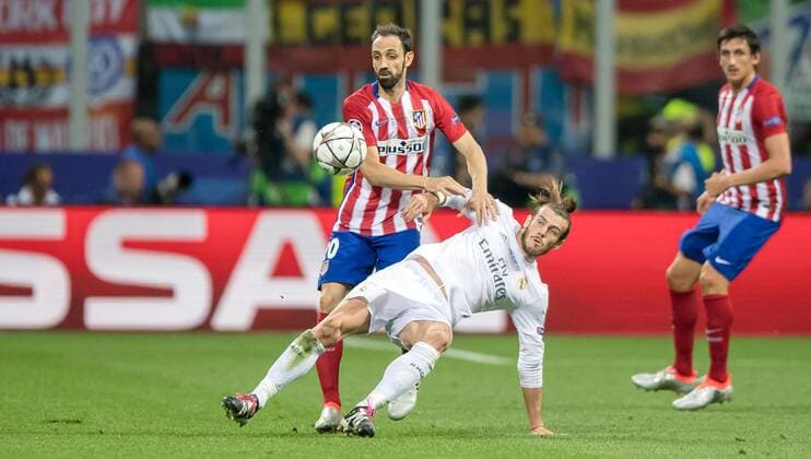28. Mai 2016: Mailand, Giuseppe Meazza Stadion: Fussball UEFA Champions League, Finale: Real Madrid - Atletico Madrid: Atleticos Juanfran (rot) gegen Reals Gareth Bale.