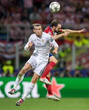 28. Mai 2016: Mailand, Giuseppe Meazza Stadion: Fussball UEFA Champions League, Finale: Real Madrid - Atletico Madrid: Atleticos Juanfran (rot) gegen Reals Gareth Bale.