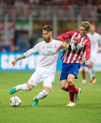 28. Mai 2016: Mailand, Giuseppe Meazza Stadion: Fussball UEFA Champions League, Finale: Real Madrid - Atletico Madrid: Atleticos Fernando Torres (rot) gegen Reals Sergio Ramos.