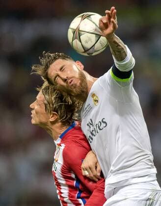 28. Mai 2016: Mailand, Giuseppe Meazza Stadion: Fussball UEFA Champions League, Finale: Real Madrid - Atletico Madrid: Atleticos Fernando Torres (rot) gegen Reals Sergio Ramos.