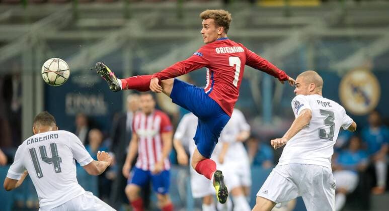 28. Mai 2016: Mailand, Giuseppe Meazza Stadion: Fussball UEFA Champions League, Finale: Real Madrid - Atletico Madrid: Atleticos Antoine Griezmann (rot) gegen Reals Pepe (r) und Casemiro.
