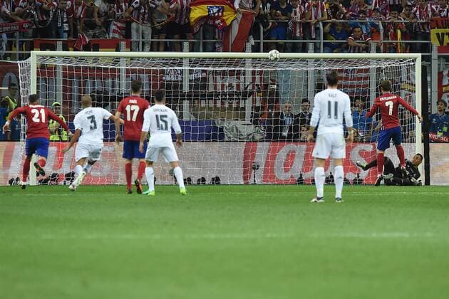 Fußball Champions League Finale Real Madrid - Atletico Madrid am 28.05.2016 im Giuseppe-Meazza-Stadion in Mailand Antoine Griezmann ( Atletico Madrid ) schießt den Elfmeter an die Latte xRx