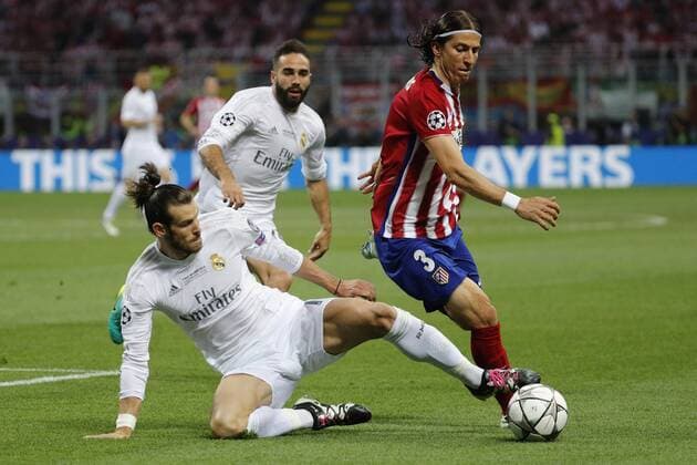 Atletico de Madrid s Brazilian striker Filipe Luis (R) fights for the ball with Real Madrid s Welsh Midfielder Gareth Bale during their UEFA Champions League final match at San Siro stadium in Milan, Italy, 28 May 2016. REAL MADRID VS ATLETICO DE MADRID !ACHTUNG: NUR REDAKTIONELLE NUTZUNG!  MIL062 20160528-636000692835843950