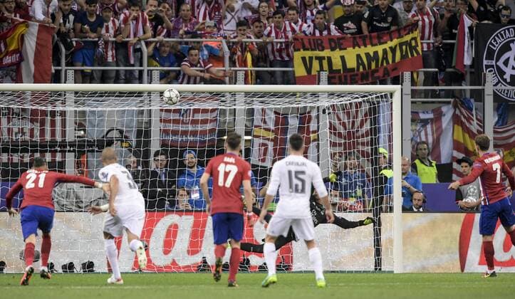 160528 Atletico Madrids Antoine Griezmann (th) skjuter bollen i ribban pa straff under finalen i Champions League mellan Real Madrid och Atletico Madrid den 28 maj 2016 i Milano.  Copyright: JOELxMARKLUND BB160528JM037