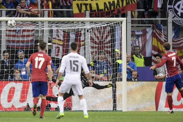 160528 Atletico Madrids Antoine Griezmann (th) skjuter bollen i ribban pa straff under finalen i Champions League mellan Real Madrid och Atletico Madrid den 28 maj 2016 i Milano.  Copyright: JOELxMARKLUND BB160528JM038