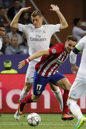 Atletico de Madrid s midfielder Saul Niguez (R) fights for the ball with Real Madrid s German midfielder Toni Kroos during their UEFA Champions League final match at San Siro stadium in Milan, Italy, 28 May 2016. REAL MADRID VS ATLETICO DE MADRID !ACHTUNG: NUR REDAKTIONELLE NUTZUNG!  MIL064 20160528-636000694231551068