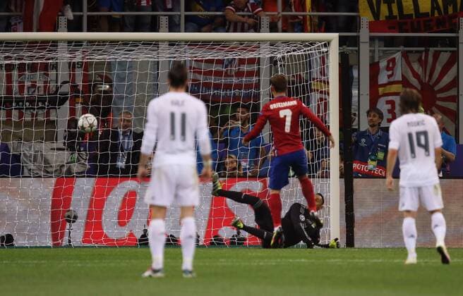 28.05.2016, Fussball Champions-League Finale 2016, Real Madrid - Atletico Madrid, im Guiseppe Meazza Stadion in Mailand (Italien). Antoine Griezmann (re, Atletico Madrid) vergibt seinen Elfmeter gegen Keylor Navas (re. u, Real Madrid). Der Ball springt von der Latte zurück. 