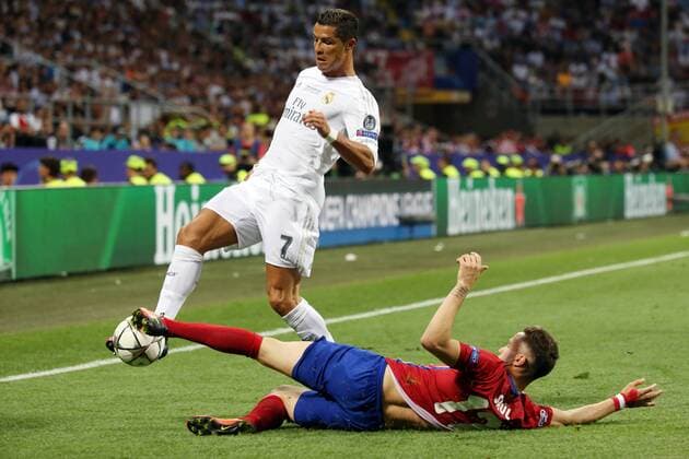 28.05.2016. Milan, Italy. UEFA Champions League Final between Real Madrid and Atletico de Madrid at the San Siro stadium in Milan, Italy. Sau& x301;l N& x303;i& x301;guez slide tackles Cristiano Ronaldo xPaoloxNuccix  ActionPlus11742776