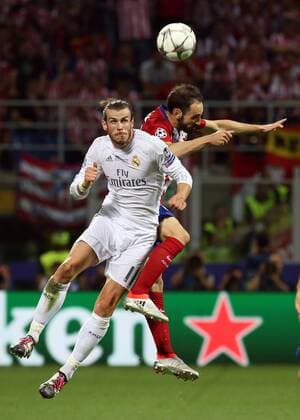 28.05.2016. Milan, Italy. UEFA Champions League Final between Real Madrid and Atletico de Madrid at the San Siro stadium in Milan, Italy. Gareth Bale and Juanfran jump for the header xPaoloxNuccix  ActionPlus11742778