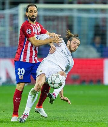 Samstag 28.05.2016, Champions League - Finale in Mailand, Saison 2015 2016, Atletico Madrid - Real Madrid, Juanfran (Atletico Madrid 20) gegen Gareth Bale (Real Madrid 11) DeFodi507