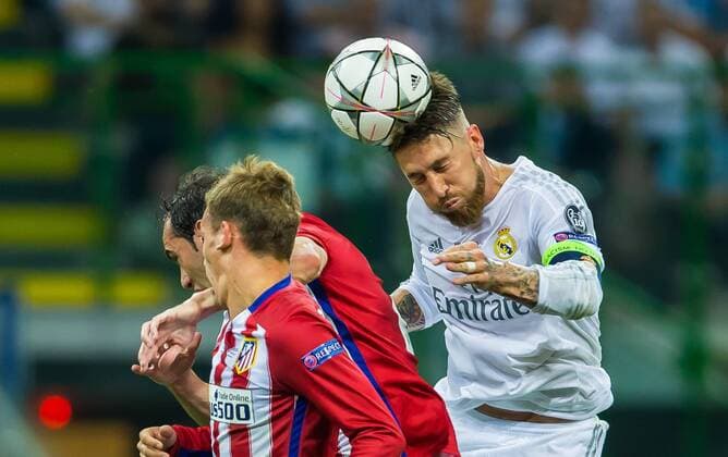 Samstag 28.05.2016, Champions League - Finale in Mailand, Saison 2015 2016, Atletico Madrid - Real Madrid, v-l Juanfran (Atletico Madrid 20) Antoine Griezmann (Atletico Madrid 7) Sergio Ramos (Real Madrid 4) DeFodi507