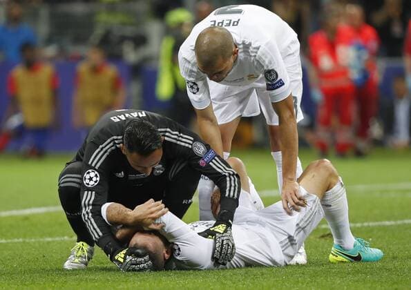 Real Madrid s defense Carvajal lies on the floor after getting injured during the UEFA Champions League final match at San Siro stadium in Milan, Italy, 28 May 2016. REAL MADRID VS ATLETICO DE MADRID !ACHTUNG: NUR REDAKTIONELLE NUTZUNG!  MIL077 20160528-636000701372085173