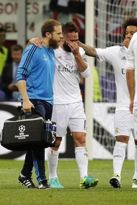 Real Madrid s defense Daniel Carvajal (C) leaves the field after getting injured during the UEFA Champions League final match at San Siro stadium in Milan, Italy, 28 May 2016. REAL MADRID VS ATLETICO DE MADRID !ACHTUNG: NUR REDAKTIONELLE NUTZUNG!  MIL0812 20160528-636000704337169400