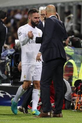 Real Madrid s coach Zinedine Zidane (R) comforts defense Daniel Carvajal (C) as he leaves the field after getting injured during the UEFA Champions League final match at San Siro stadium in Milan, Italy, 28 May 2016. REAL MADRID VS ATLETICO DE MADRID !ACHTUNG: NUR REDAKTIONELLE NUTZUNG!  MIL083 20160528-636000704411581400