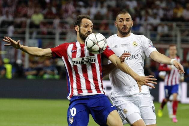 Real Madrid s French striker Karim Benzema (R) fights for the ball with Atletico de Madrid s defense Juanfran during their UEFA Champions League final match at San Siro stadium in Milan, Italy, 28 May 2016. REAL MADRID VS ATLETICO DE MADRID !ACHTUNG: NUR REDAKTIONELLE NUTZUNG!  MIL080 20160528-636000702866245400