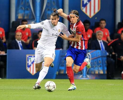 Gareth Bale of Real Madrid tussles with Filipe Luis of Atletico Madrid during the UEFA Champions League Final match at the Giuseppe Meazza Stadium, Milan, Italy. Photo credit should read: David Klein Sportimage EDITORIAL USE ONLY. No use with unauthorised audio, video, data, fixture lists, club league logos or live services. Online in-match use limited to 120 images, no video emulation. No use in betting, games or single club league player publications.
