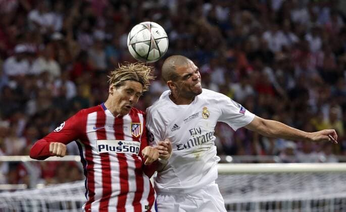 Atletico de Madrid s striker Fernando Torres (L) fights for the ball with Real Madrid s Portuguese defense Pepe during the UEFA Champions League final match at San Siro stadium in Milan, Italy, 28 May 2016. REAL MADRID VS ATLETICO DE MADRID !ACHTUNG: NUR REDAKTIONELLE NUTZUNG!  MIL088 20160528-636000706440205400