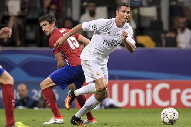 160528 Real Madrids Cristiano Ronaldo tar sig förbi Atletico Madrids Stefan Savic under finalen i Champions League mellan Real Madrid och Atletico Madrid den 28 maj 2016 i Milano.  Copyright: JOELxMARKLUND BB160528JM042