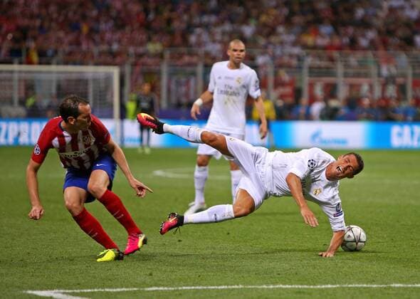 28.05.2016, Fussball Champions-League Finale 2016, Real Madrid - Atletico Madrid, im Guiseppe Meazza Stadion in Mailand (Italien). v.li: Diego Godin (Atletico Madrid) gegen Christiano Ronaldo (Real Madrid). 
