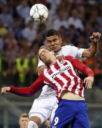 Atletico de Madrid s striker Fernando Torres (L) fights for the ball with Real Madrid s Brazilian midfielder Carlos Henrique Casemiro during their UEFA Champions League final match at San Siro stadium in Milan, Italy, 28 May 2016. REAL MADRID VS ATLETICO DE MADRID !ACHTUNG: NUR REDAKTIONELLE NUTZUNG!  MIL090 20160528-636000709246957400
