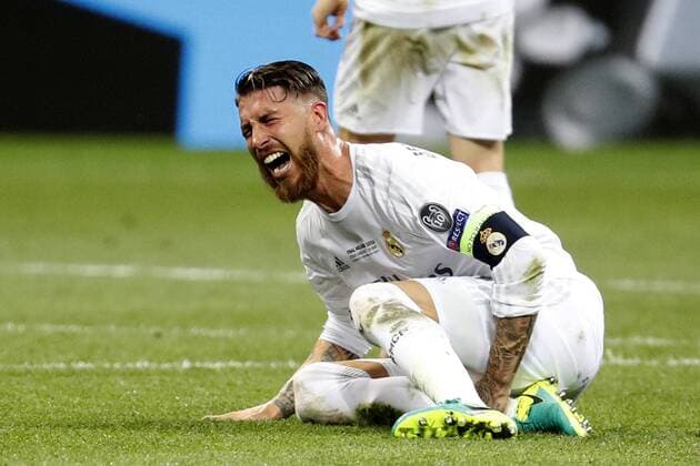 Real Madrid s defense Sergio Ramos reacts on the floor in pain during their UEFA Champions League final match at San Siro stadium in Milan, Italy, 28 May 2016. REAL MADRID VS ATLETICO DE MADRID !ACHTUNG: NUR REDAKTIONELLE NUTZUNG!  MIL091 20160528-636000709983745400